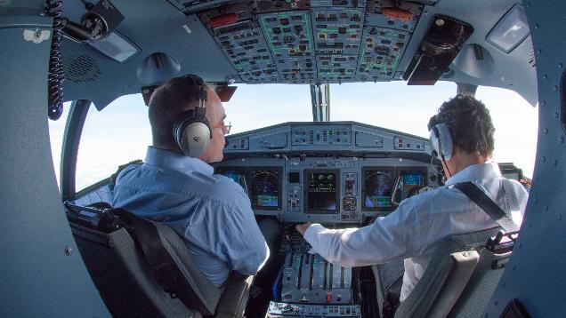 Lentokoneen ohjaamo, navigointi (Kuva: ©GSA, ©European GNSS Agency)