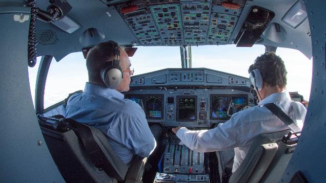 Lentokoneen ohjaamo, navigointi (Kuva: ©GSA, ©European GNSS Agency)