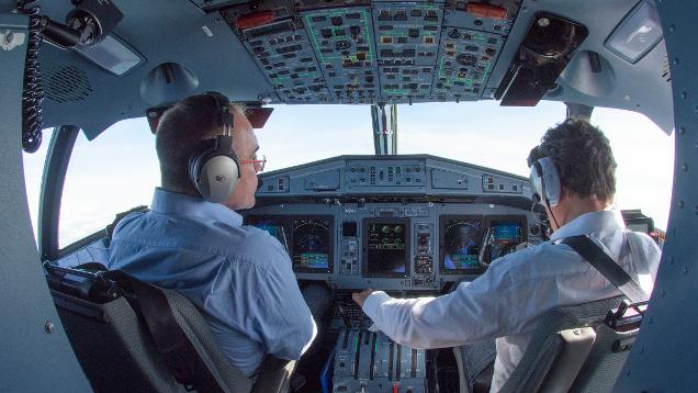 Lentokoneen ohjaamo, navigointi (Kuva: ©GSA, ©European GNSS Agency)