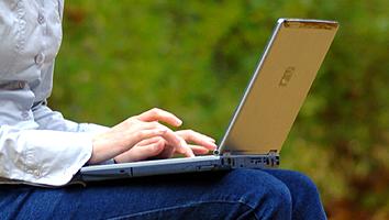 Läppäri, sormet näppäimillä. (Kuva: LVM / Palokallio)