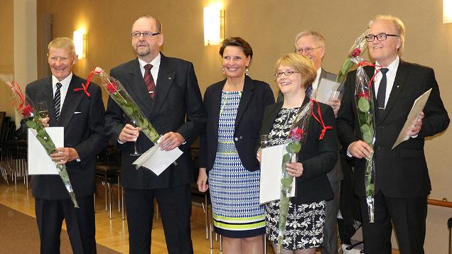 Ministeri Anne Berner ja Moottoriliikenteen ansiomitalistit 2.5.2016 (Kuva: LVM)