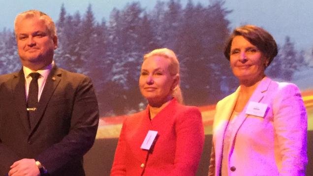 Norjan varaliikenneministeri Tom Cato Karlsen, Ruotsin infrastruktuuriministeri Anna Johansson ja Suomen liikenne- ja viestintäministeri Anne Berner. (Kuva: LVM)