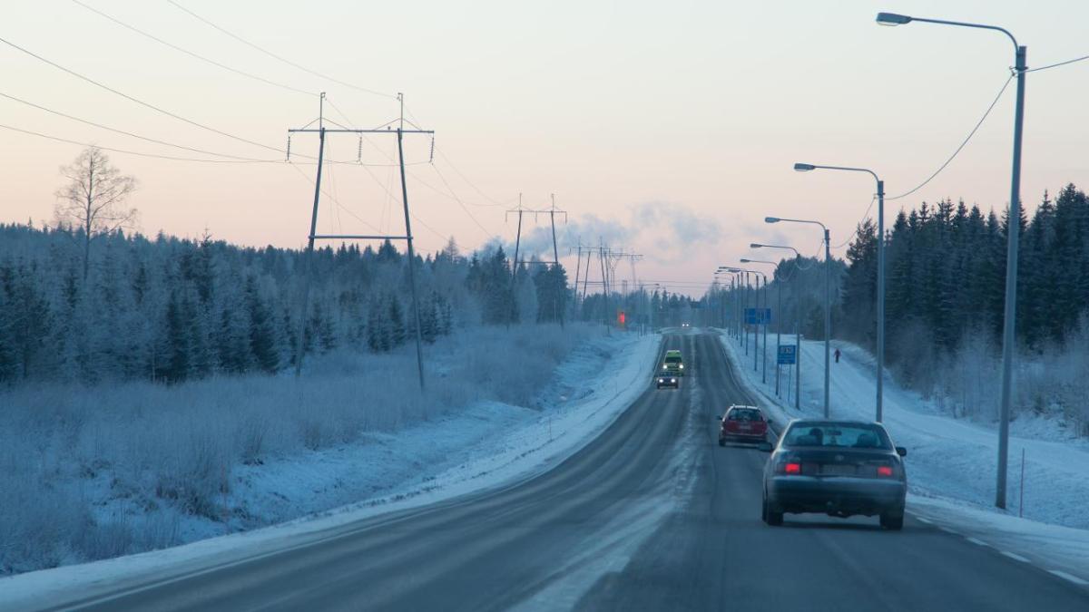 Autoja talvisella maantiellä (Kuva: Rodeo)
