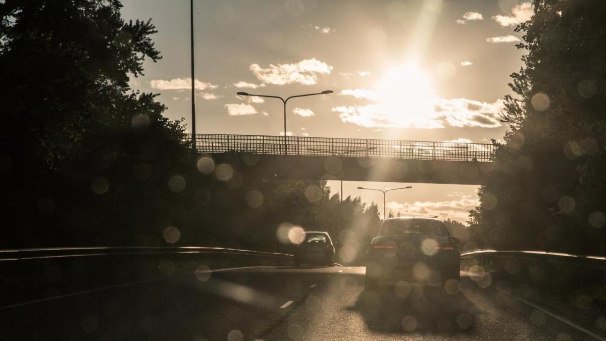 Autoja tiellä, ilta-aurinko (Kuva: Rodeo)