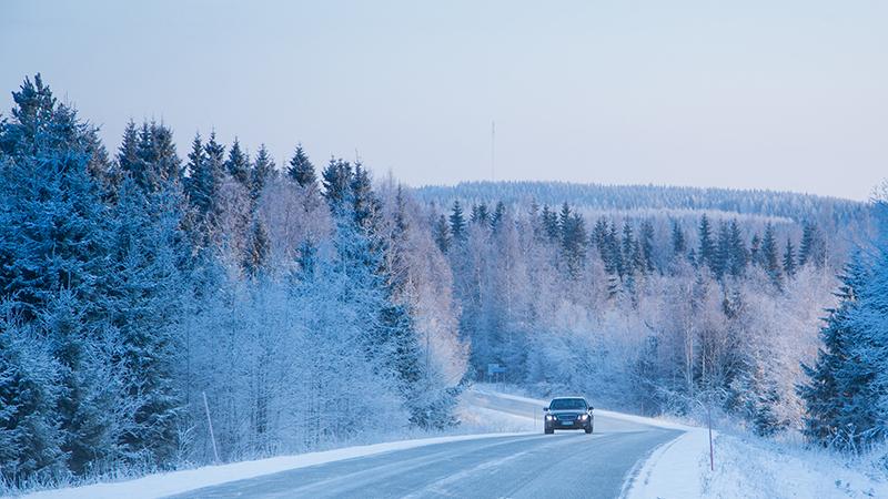 En bil på väg, vintern (Bild: Rodeo)