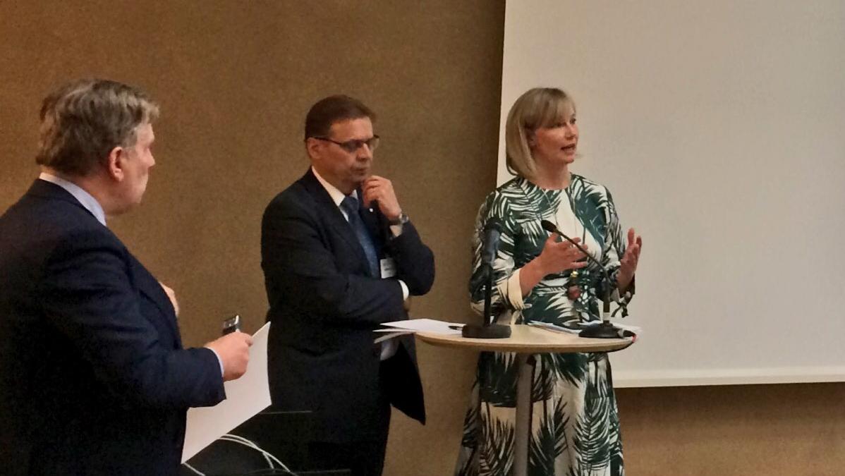 Esko Aho, Lauri Lyly ja Inka Mero 26.4. tiedotustilaisuudessa (Kuva: LVM)