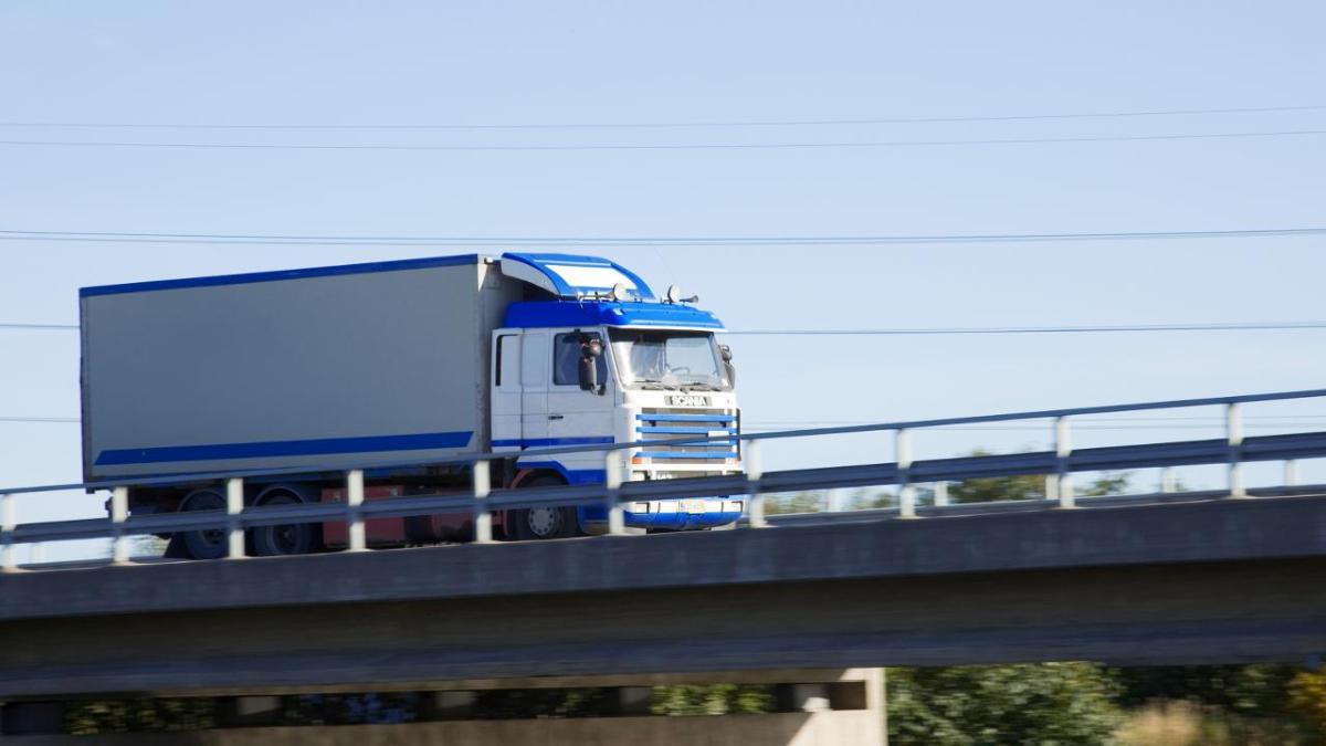 Light goods vehicle on a bridge (Photo: Roseo)
