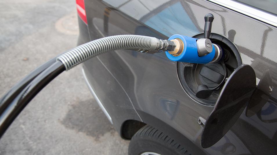 Maakaasuauton tankkaus (Juha Tuomi / Rodeo / LVM)