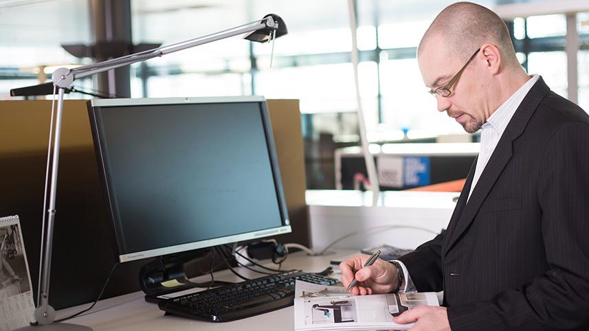 En man och data (Bild: Rodeo, Juha Tuomi)