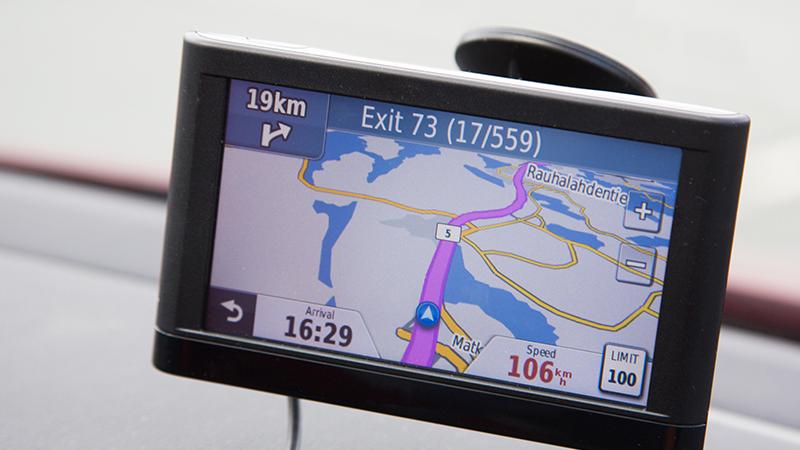 Navigaattori auton ikkunassa (Kuva: Rodeo, Juha Tuomi)