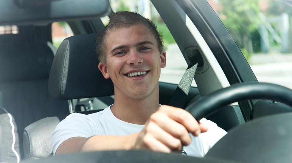 Nuori mies ajaa autoa (Kuva: Rodeo - Juha Tuomi)