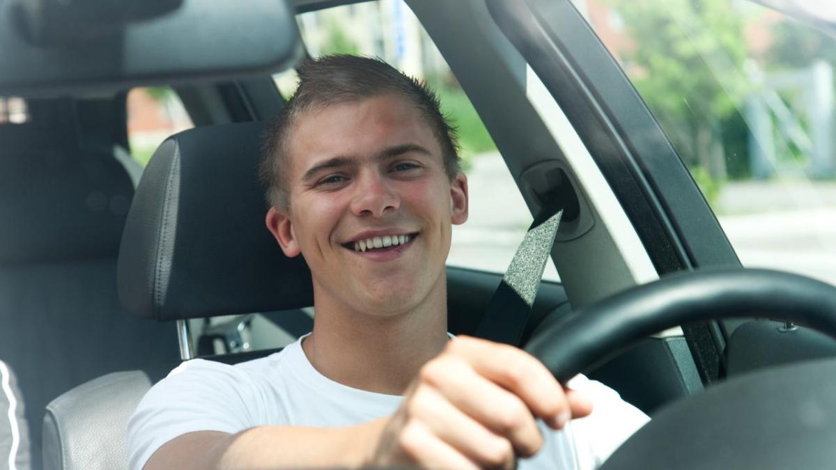 Nuori mies ajaa autoa (Kuva: Rodeo, Juha Tuomi)