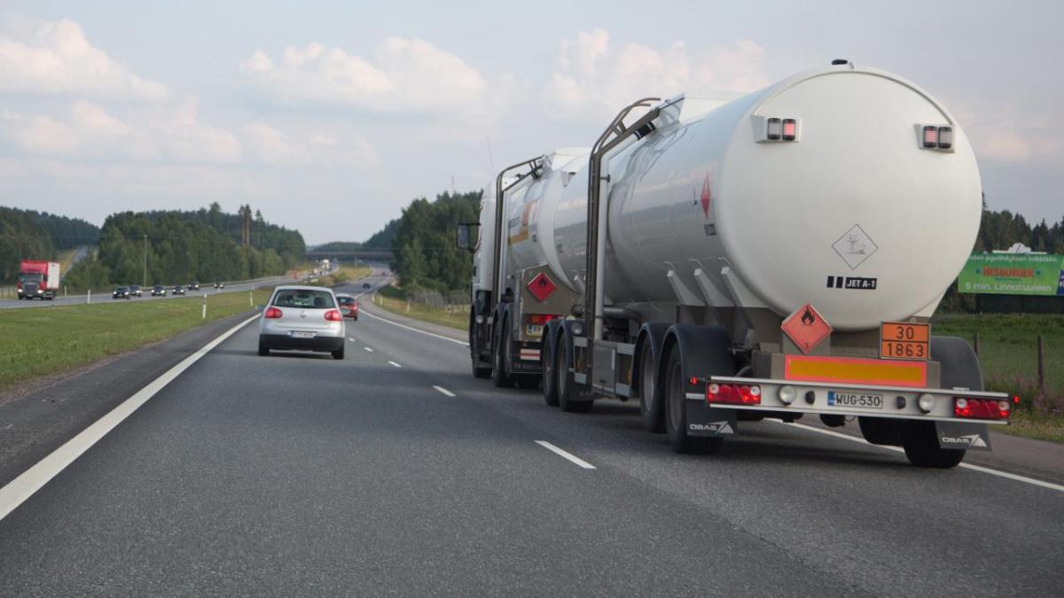Säiliöauto moottoritiellä, vaarallisten aineiden kuljetus (Kuva: Rodeo, Juha Tuomi)