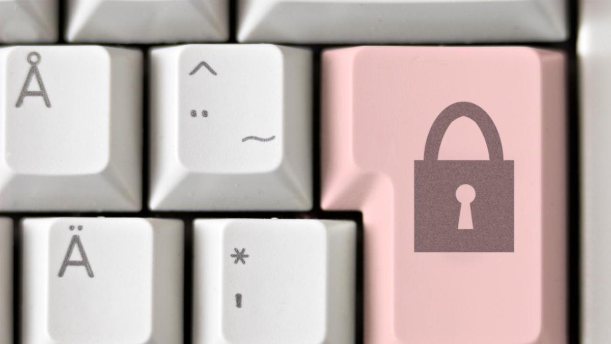 Tietokoneen näppäimistö, enter näppäimessä lukon kuva (Kuva: Rodeo)