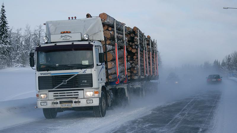 Tukkirekka talvisella tiellä (Kuva: LVM / Aaltonen)