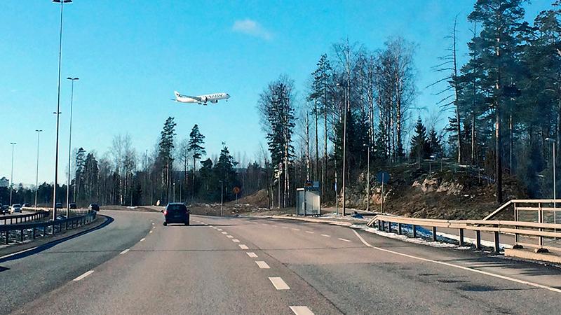 Auto kehätiellä, lentokone laskeutuu (Kuva: LVM)