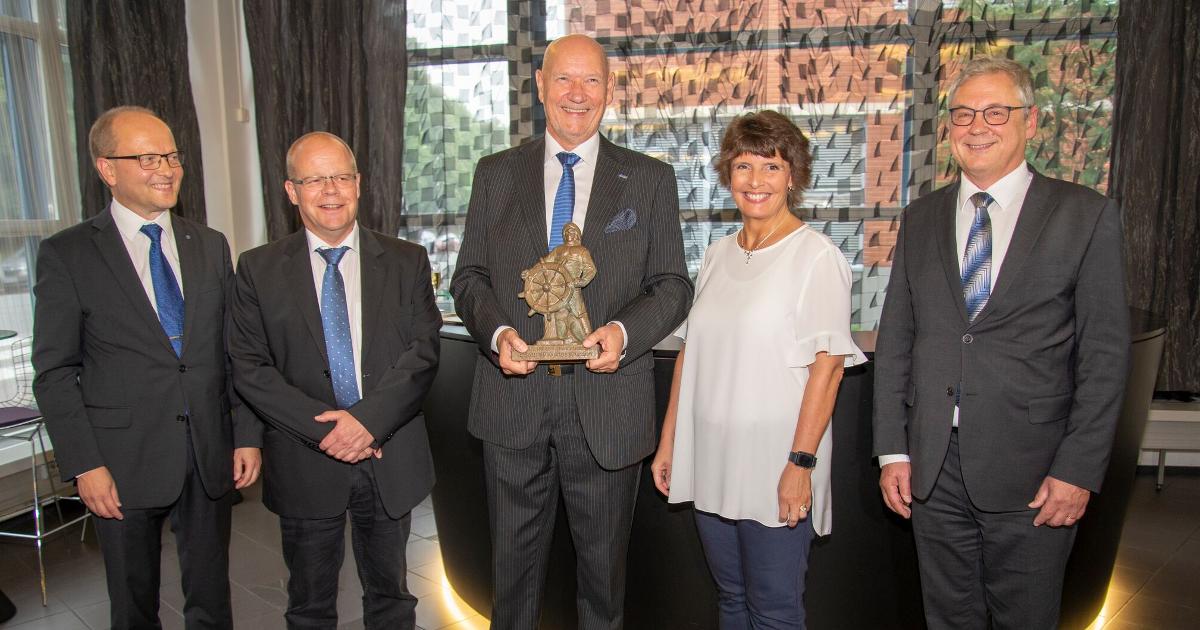 Palkintolautakunnan puheenjohtaja Hannu Suihkonen Suomen Merimieskirkosta, Suomen Merimies-Unionin puheenjohtaja Simo Zitting, EMSAn pääjohtaja, merenkulkuneuvos Markku Mylly, liikenneministeri Anne Berner ja Trafin merenkulkujohtaja Tuomas Routa (Kuva: Trafi)