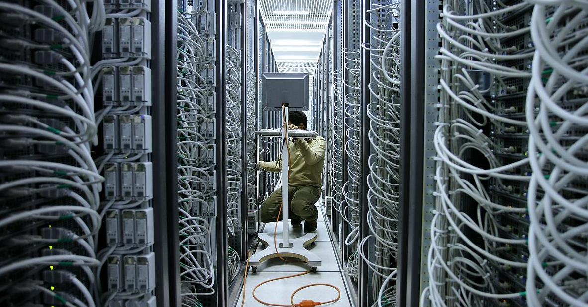 Mies työskentelee palvelinkeskuksessa (Kuva: Mike Dotta / Shutterstock.com)