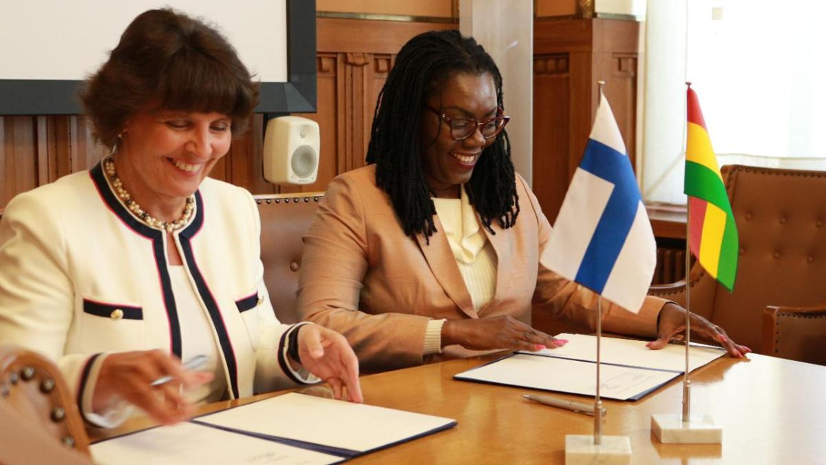 Ministeri Berner ja Ghanan viestintäministeri Ekuful (Kuva: LVM)