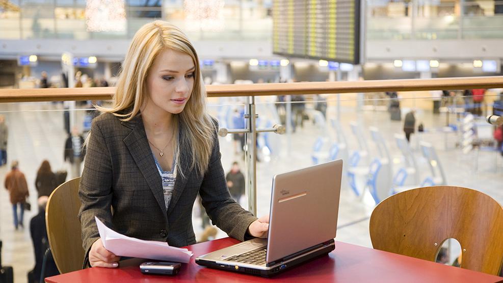 Nainen käyttää tietokonetta lentoasemalla (Kuva: Rodeo, Juha Tuomi)