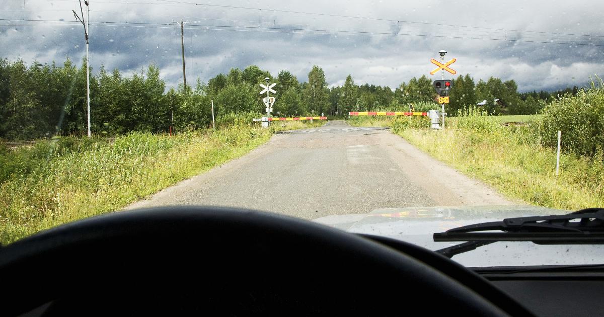 Tasoristeys auton ikkunasta sateella (Kuva: Shutterstock)