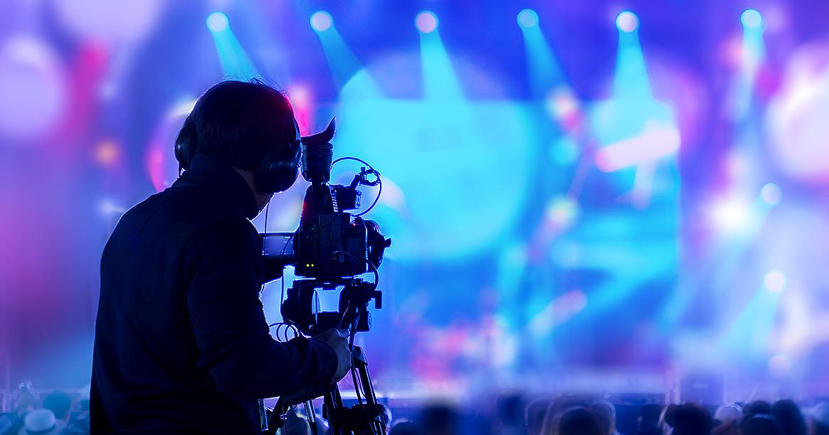 Kuvaaja kuvaa konserttia videokameralla (Kuva: Shutterstock)
