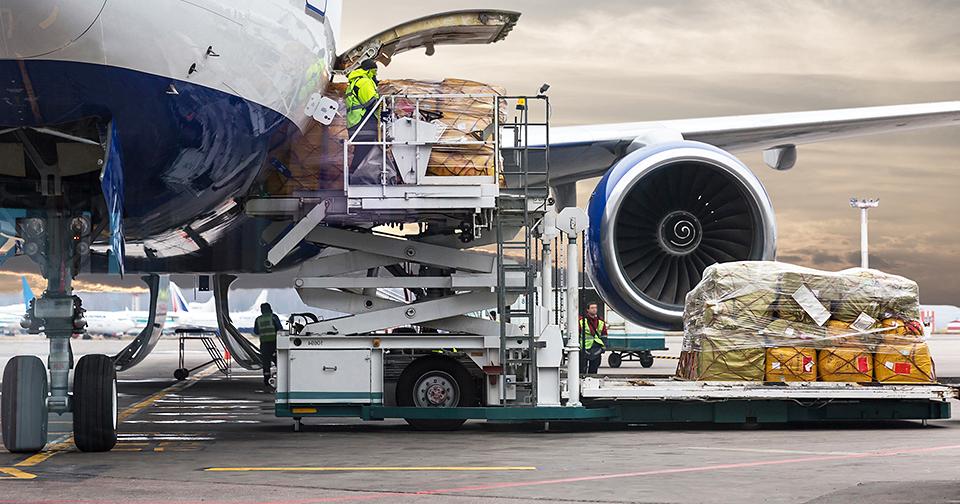 Lentokone ja rahtia lentokentällä (Kuva: Shutterstock)