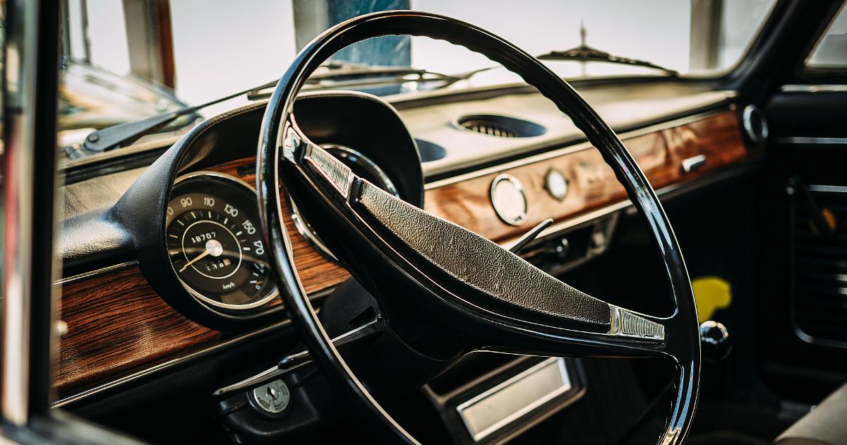 Museoauton sisätila, ohjauspyörä ja mittaristo (Kuva: Shutterstock)