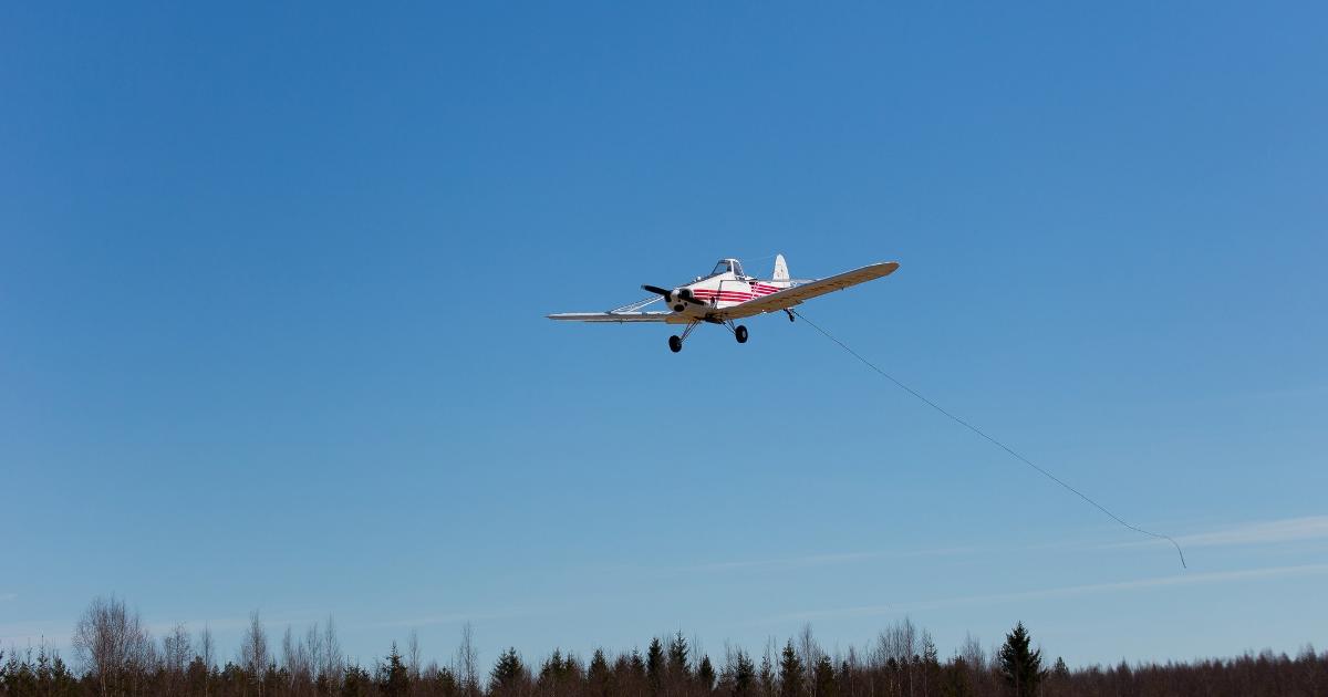 Pienkone laskeutuu kentälle (Kuva: Santeri Punnala/Shutterstock)