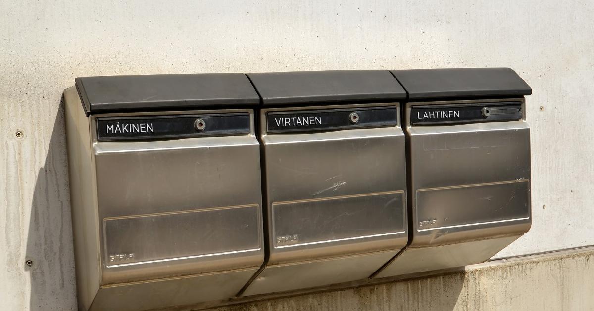 Postilaatikoita talon ulkoseinällä (Kuva: Shutterstock)