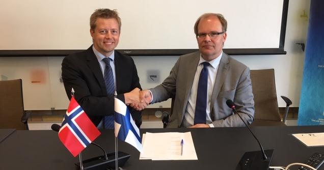 Valtiosihteeri Tommy Skjervold (Norja) ja hallitusneuvos Mikael Nyberg (Suomi)