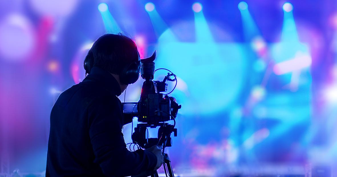 Videokuvaaja, värikäs tausta (Kuva: LVM / Shutterstock)