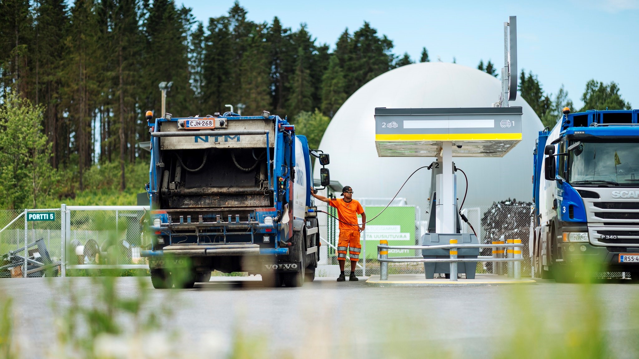Biokaasukäyttöistä jäteautoa tankataan Jyväskylässä. (Kuva: Mika Pakarinen, Keksi / LVM)