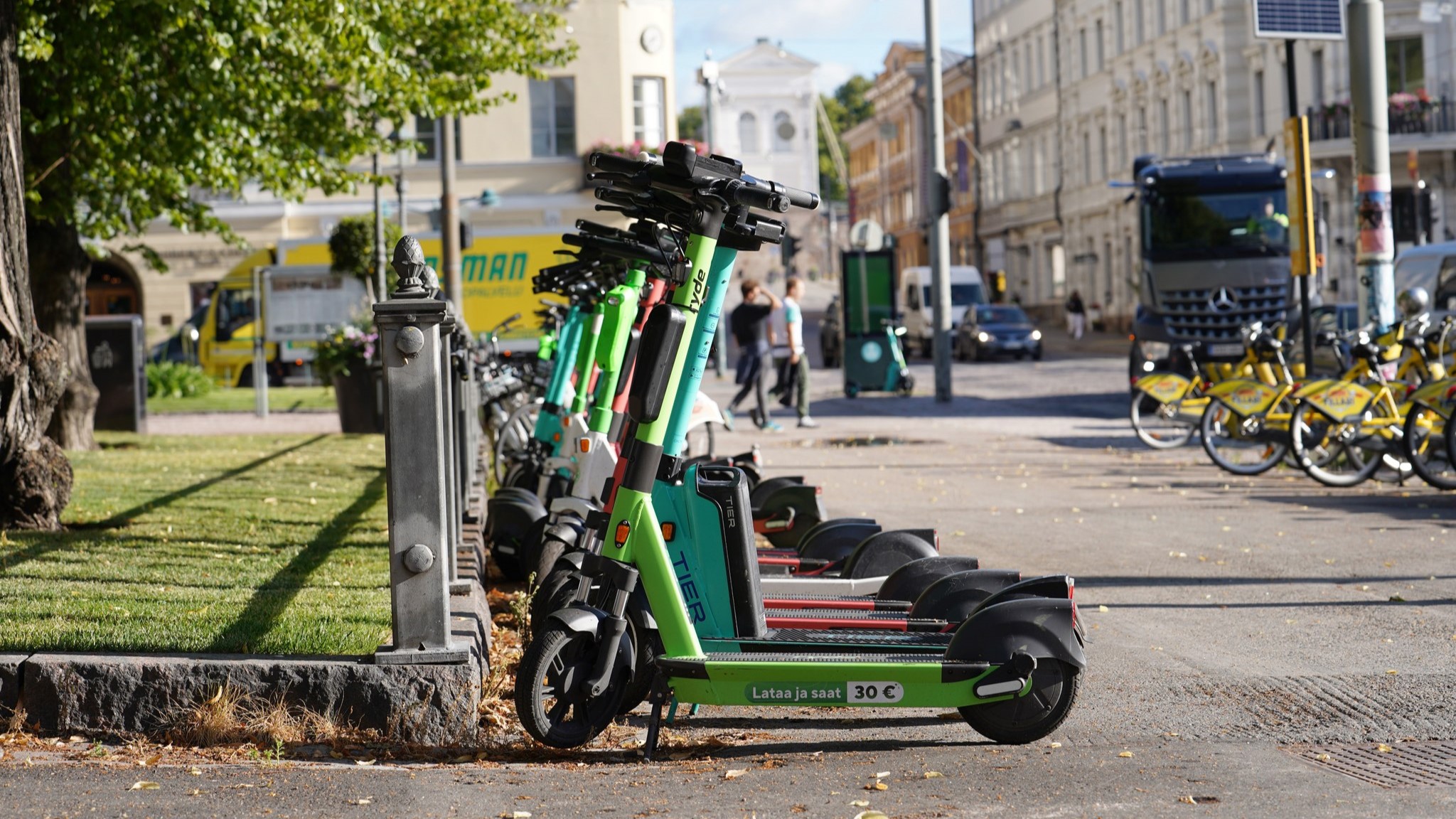 Sähköpotkulautoja parkissa. (Kuva: LVM).