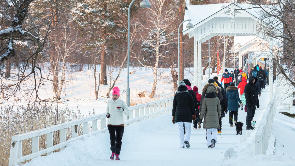 Ihmisiä kävelemässä talvimaisemassa