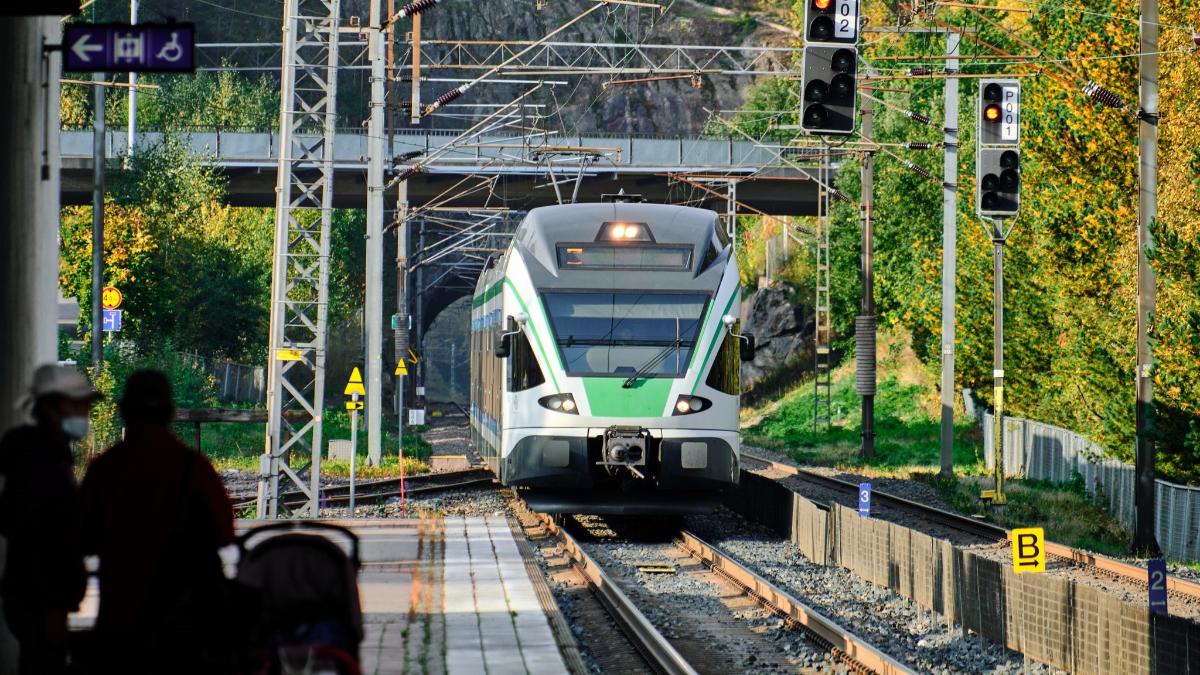 Lähijuna saapuu asemalle Espoossa