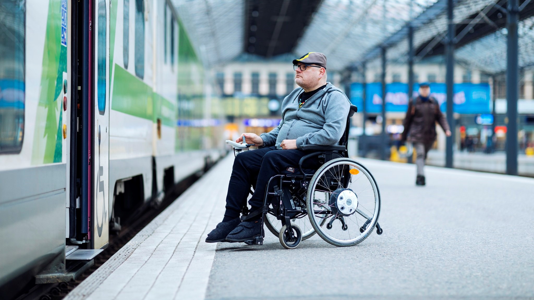 Mies pyörätuolissa rautatieasemalla. Kuva: Mika Pakarinen, Keksi / LVM