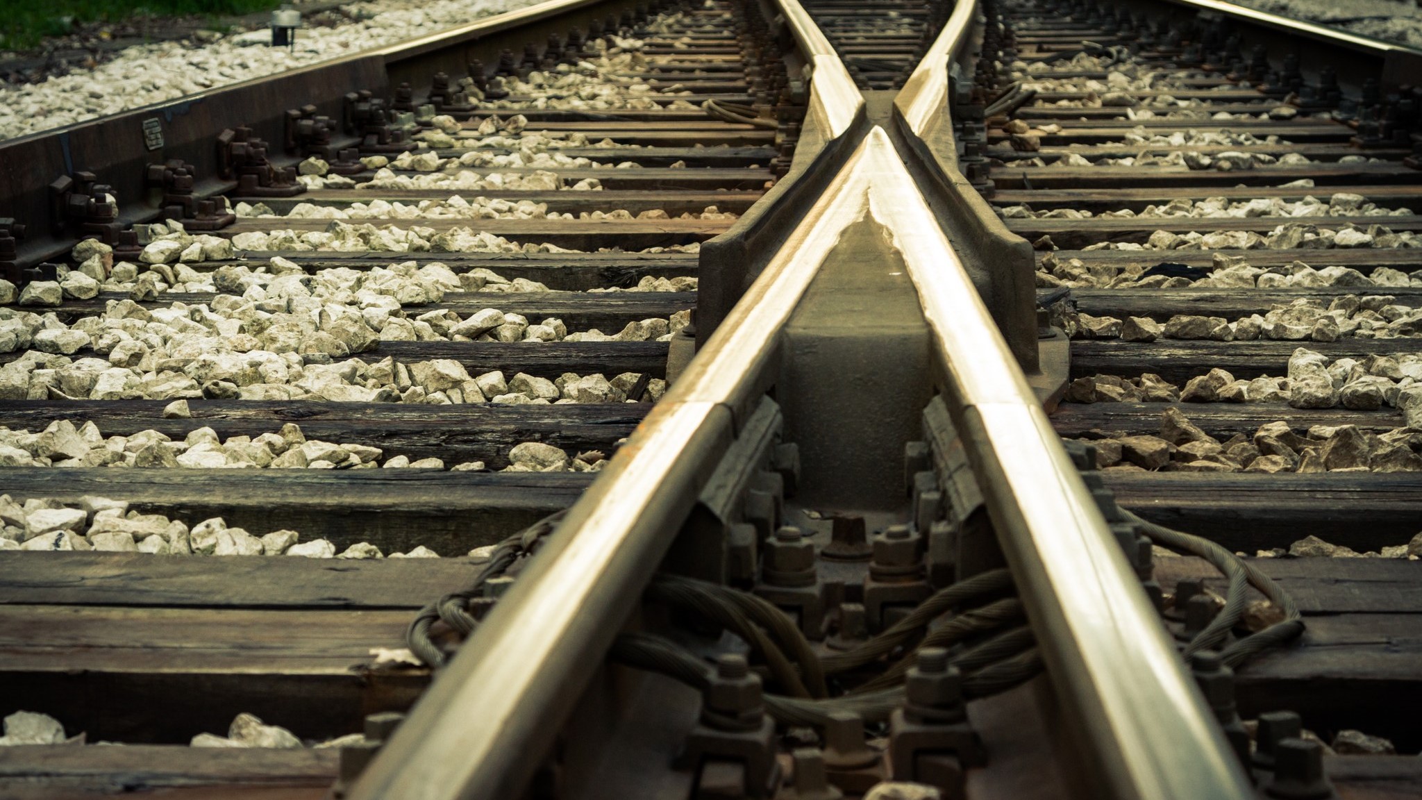 Risteävät raiteet (Kuva: Shutterstock) Risteävät raiteet (Kuva: Shutterstock)