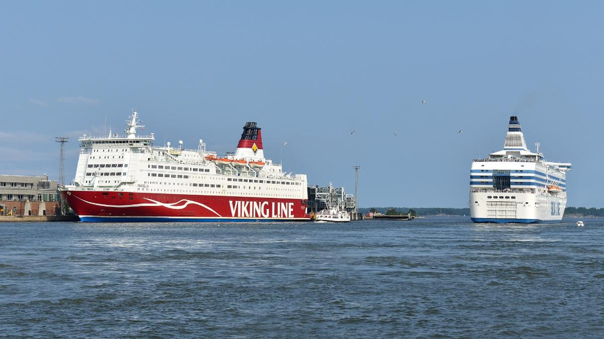 Viking Linen ja Silja Linen risteilijät merellä Helsingin edustalla