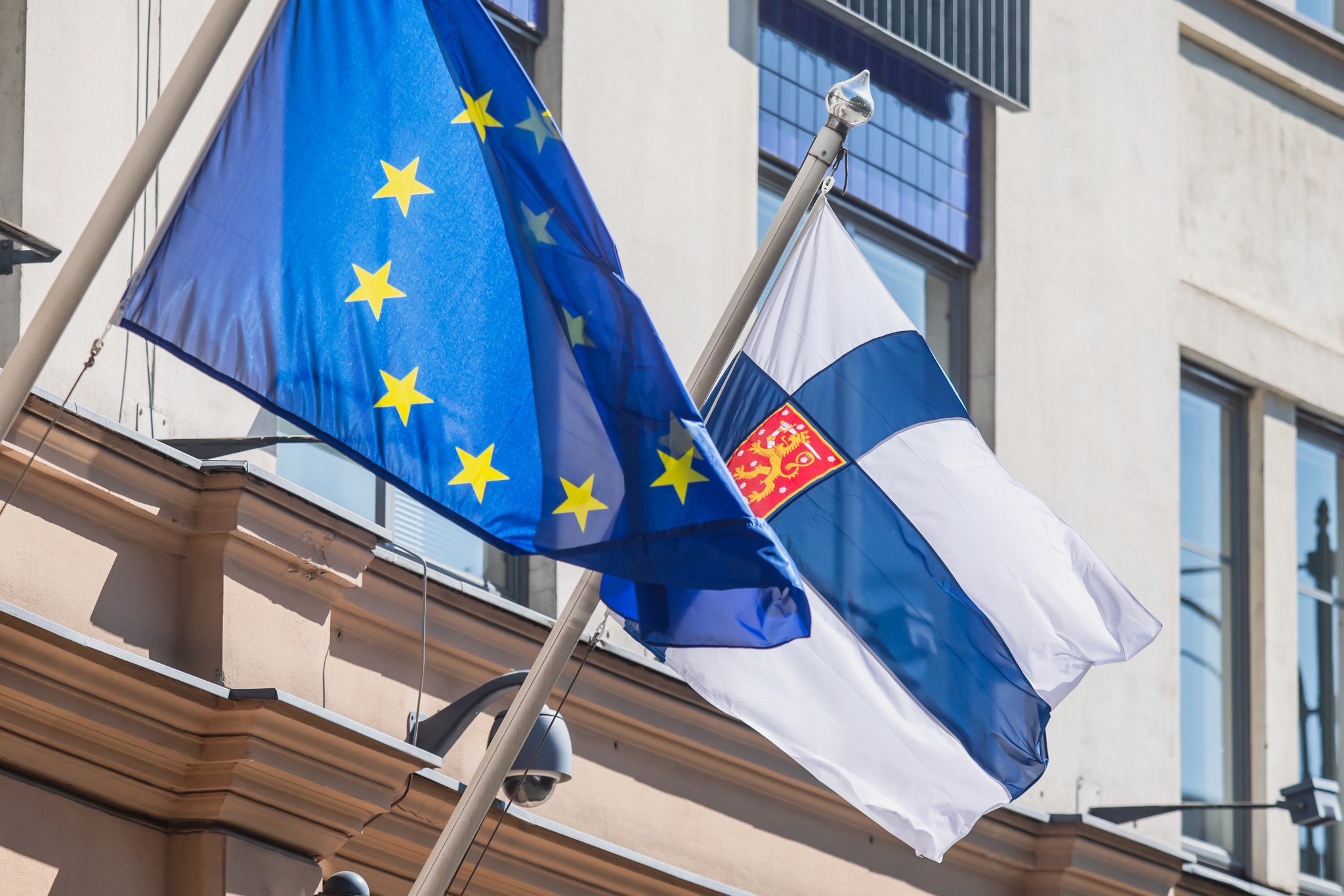 Suomen lippu ja EU-lippu (Kuva: Shutterstock)