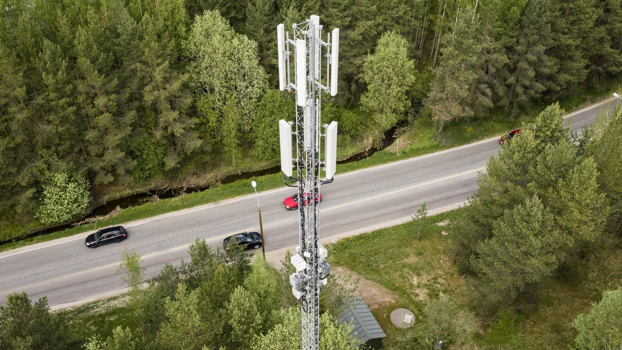 5G-antenni ja maantie (Kuva: Tuomas Uusheimo, Keksi/LVM)