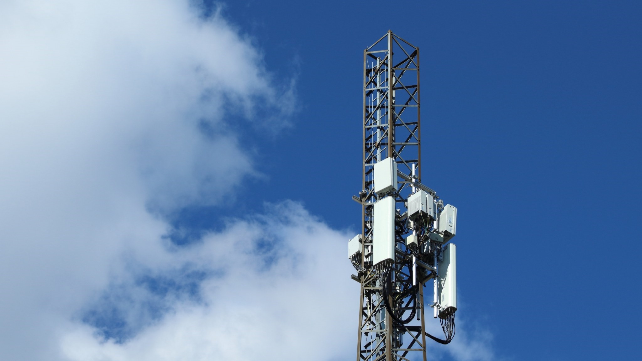 Radio mast against a blue sky. (Image: Ira Niva / Shutterstock)
