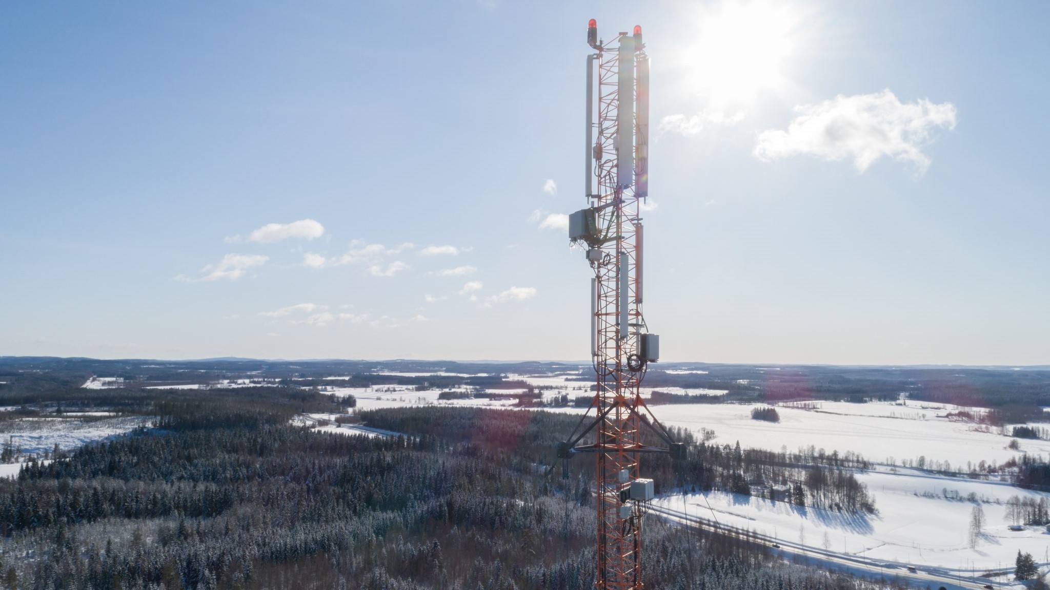 Radio mast in a winter landscape. (Image: Juha Tuomi)