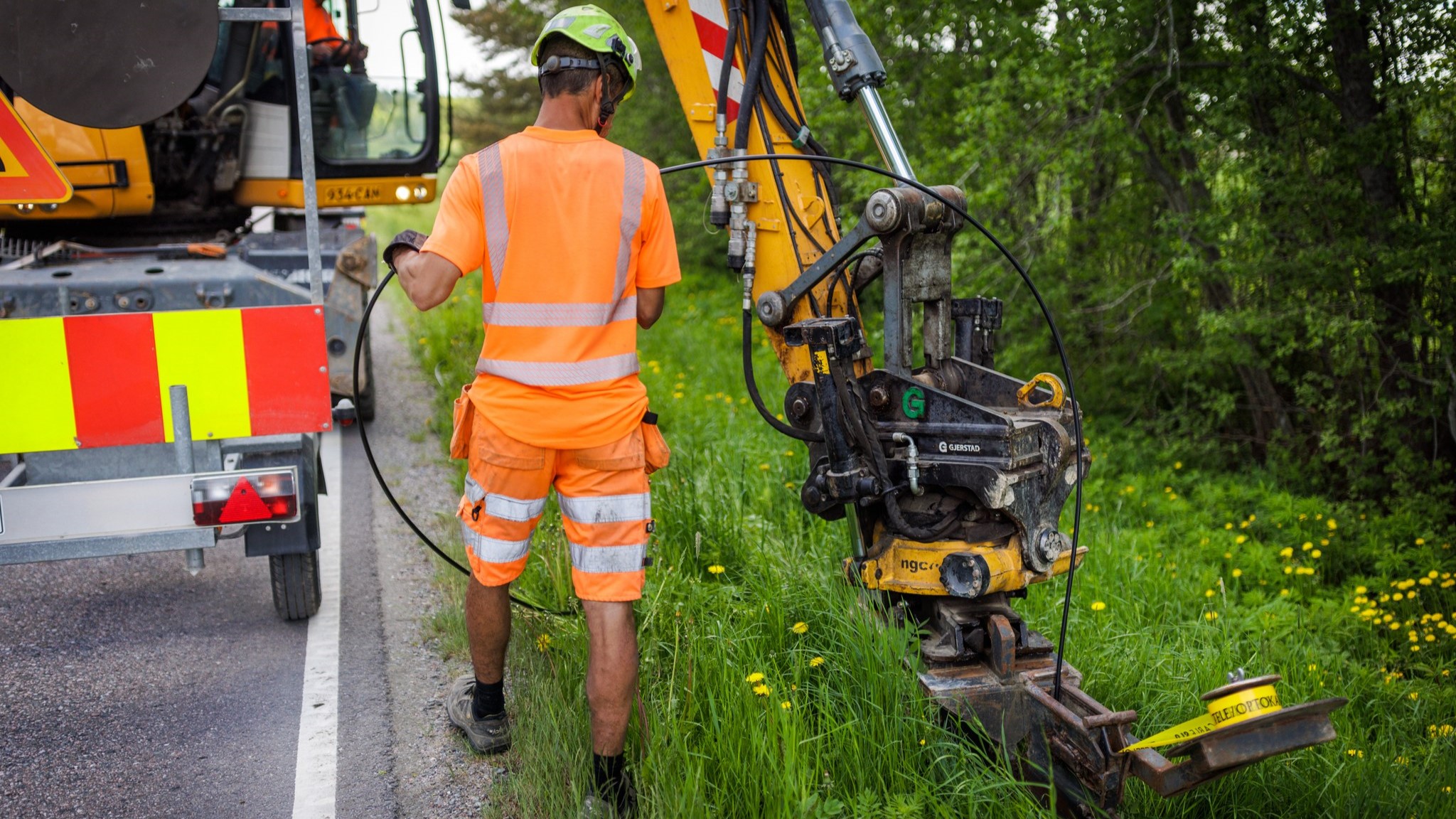 Valokuidun asennusta maantien varteen maaseudulla. (Kuva: Markus Pentikäinen, Keksi/LVM)