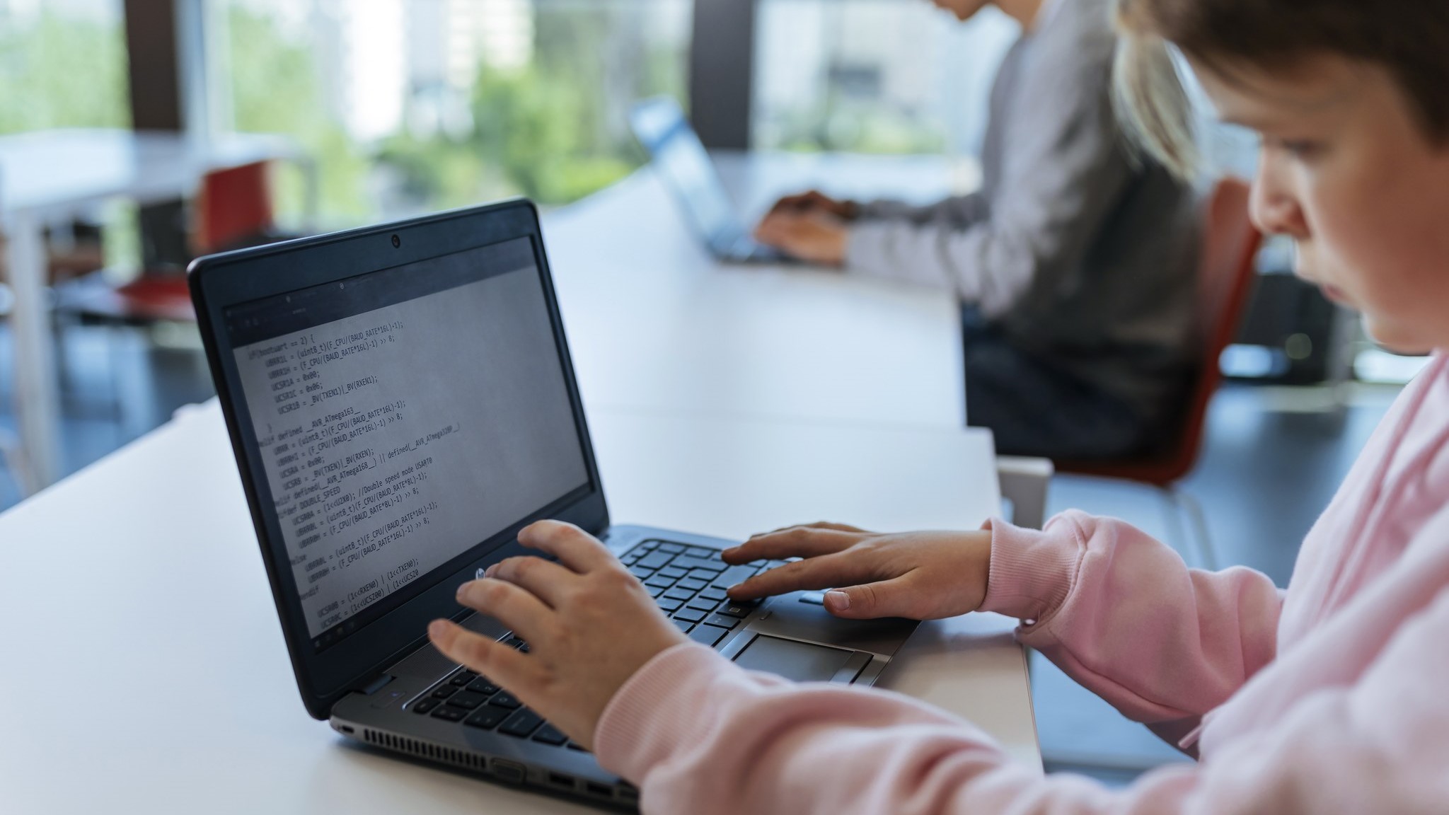 A boy is writing on a computer (Photo: Mika Pakarinen, Keksi/LVM)