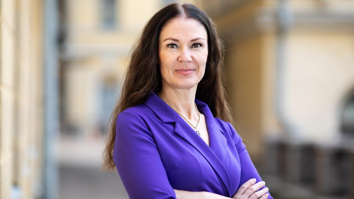 Liikenne- ja viestintäministeri Lulu Ranne katsoo kameraan