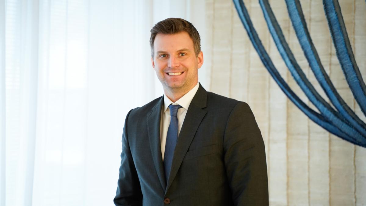 Kuvassa erityisavustaja Markus Liesegang katsoo kameraan