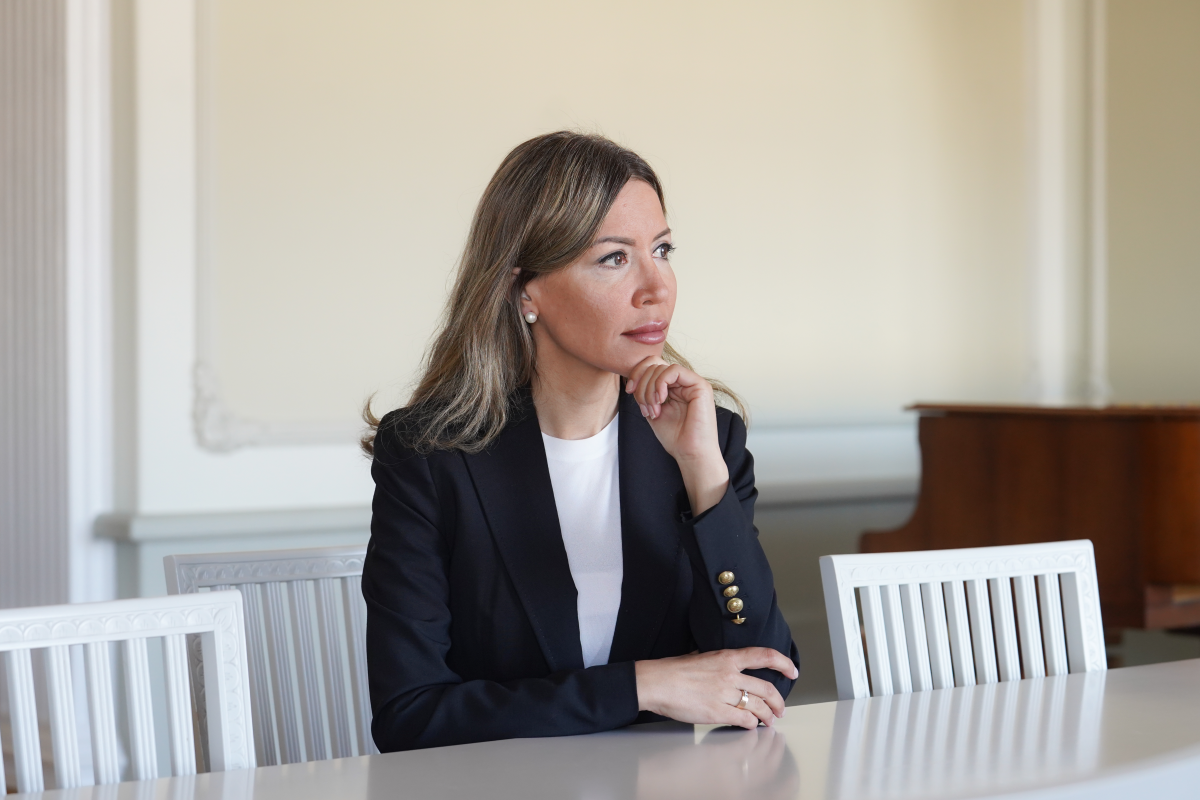 Erityisavustaja Maaria Wallin istuu pöydän ääressä