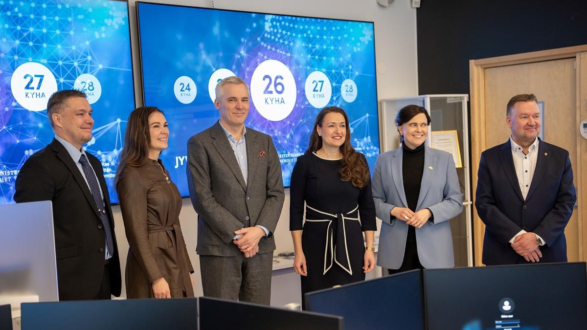 Yhteiskuvassa johtaja Tero Kokkonen, ministerit Lulu Ranne, Anders Adlercreutz, Anna-Kaisa Ikonen ja Mari-Leena Talvitie sekä valtion kyberturvallisuusjohtaja Rauli Paananen